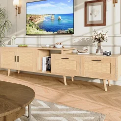 Meuble TV extensible en chêne clair avec portes en rotin tressé, grand espace de rangement et design naturel moderne