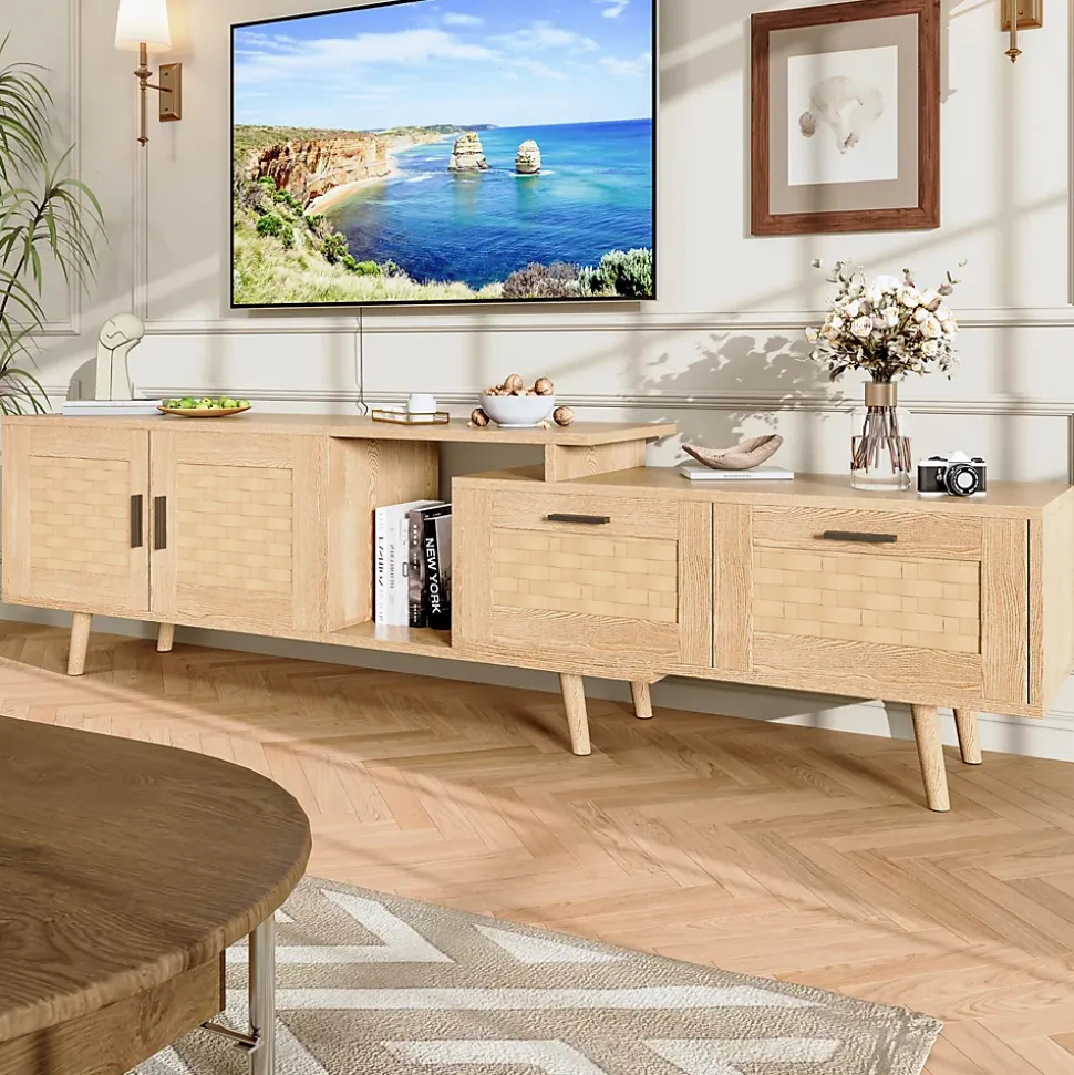 Meuble TV extensible en chêne clair avec portes en rotin tressé, grand espace de rangement et design naturel moderne