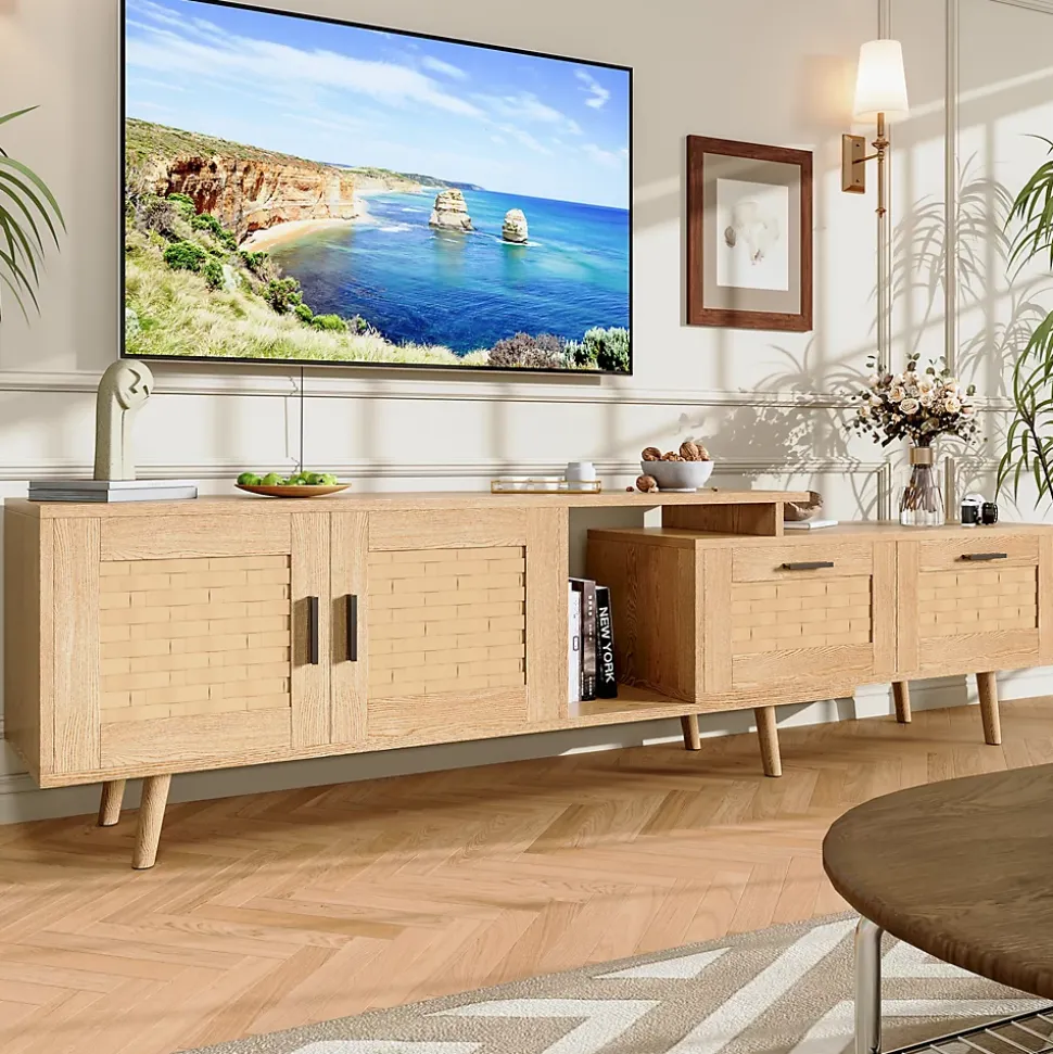 Meuble TV extensible en chêne clair avec portes en rotin tressé, grand espace de rangement et design naturel moderne