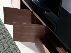 Meuble TV moderne en noyer et acier chromé avec plateau en verre noir élégant