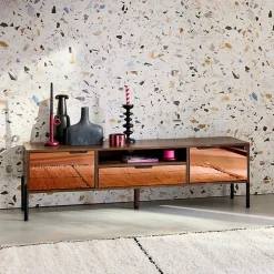 Meuble TV vintage décor bois de noyer. finition vitre fumée. pieds et poignées en métal. L 151.5 x 38 x 44.7cm