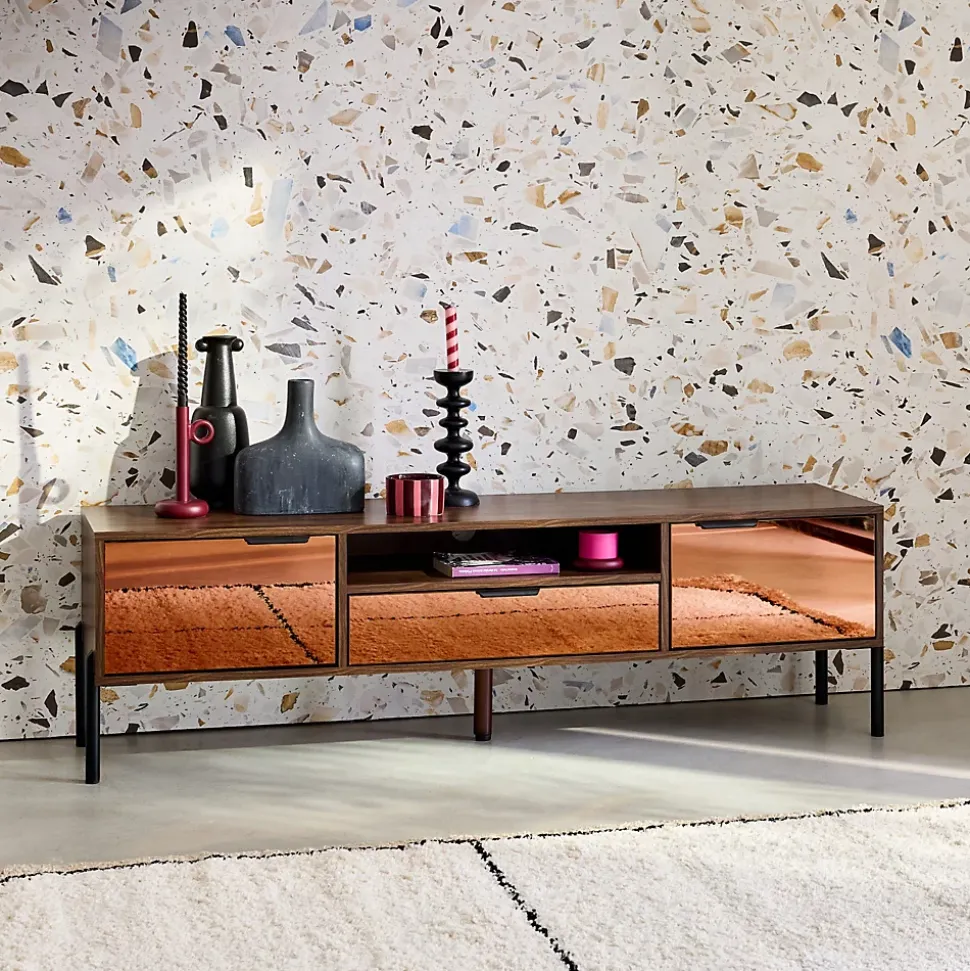 Meuble TV vintage décor bois de noyer. finition vitre fumée. pieds et poignées en métal. L 151.5 x 38 x 44.7cm