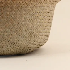 Panier en fibres naturelles avec pompons 31x27cm