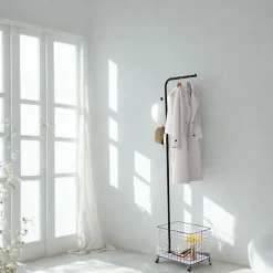 Portant à vêtement avec panier de rangement et crochets - noir
