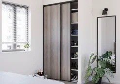 Porte de placard coulissante effet chêne grisé profil noir GoodHome Arius H. 248,5 x L. 77.2 cm + amortisseurs