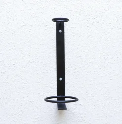Porte-bouteille vertical pour un magnum de vin noir