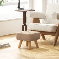 Pouf repose-pieds style nordique piètement bois incliné tissu assise effet capitonné marron
