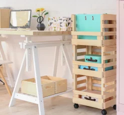 Resserre de trois caisses en pin empilables (90x38x30cm) avec 4 roulettes