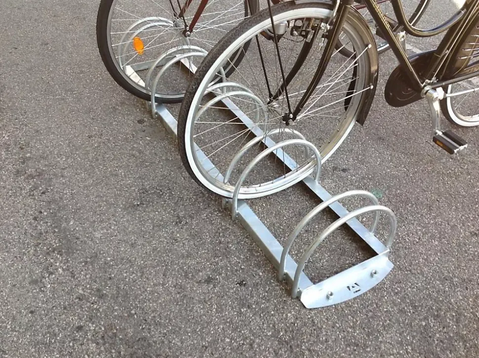 Râtelier vélos à 5 places parallèles.
