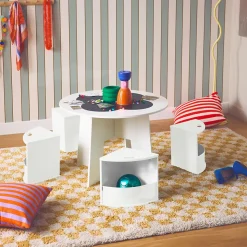 Table avec ardoise et 4 chaises avec rangement pour enfant