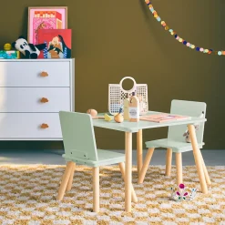 Table carrée enfant avec 2 chaises. pieds en pin. vert