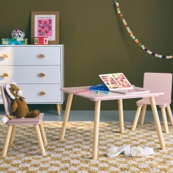 Table carrée enfant avec 2 chaises. pieds en pin. rose