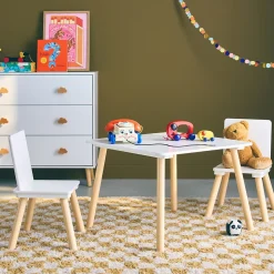 Table carrée enfant avec 2 chaises. pieds en pin. blanc