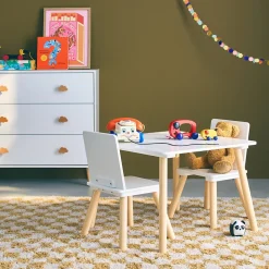 Table carrée enfant avec 2 chaises. pieds en pin. blanc