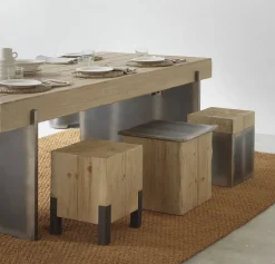 Tabouret en épicéa avec base laquée en couleur métallique