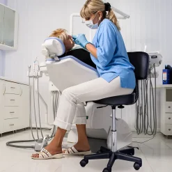 Tabouret massage à roulettes réglable en hauteur pivotant avec dossier ergonomique noir