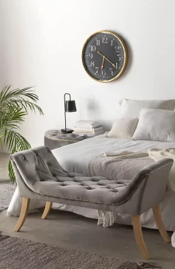 Tabouret tapissé en tissu velours gris et pieds en bois