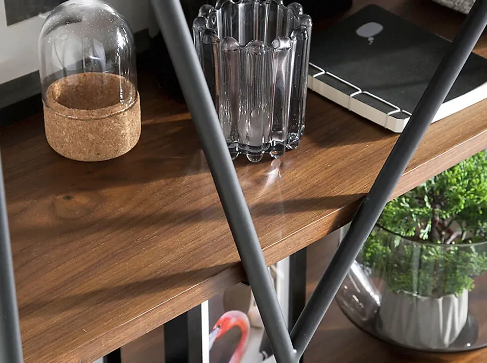 Étagères modernes en noyer et acier noir pour un intérieur élégant