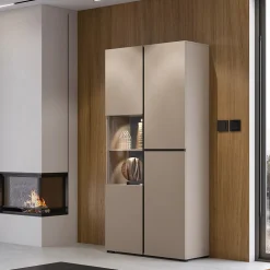 Vitrine haute 2 portes collection HAVANA avec LED intégrée. Coloris beige et noir.