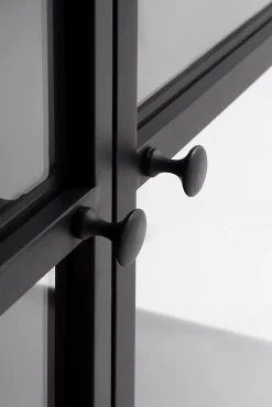 Vitrine haute avec portes et côtés en verre structure métallique noire